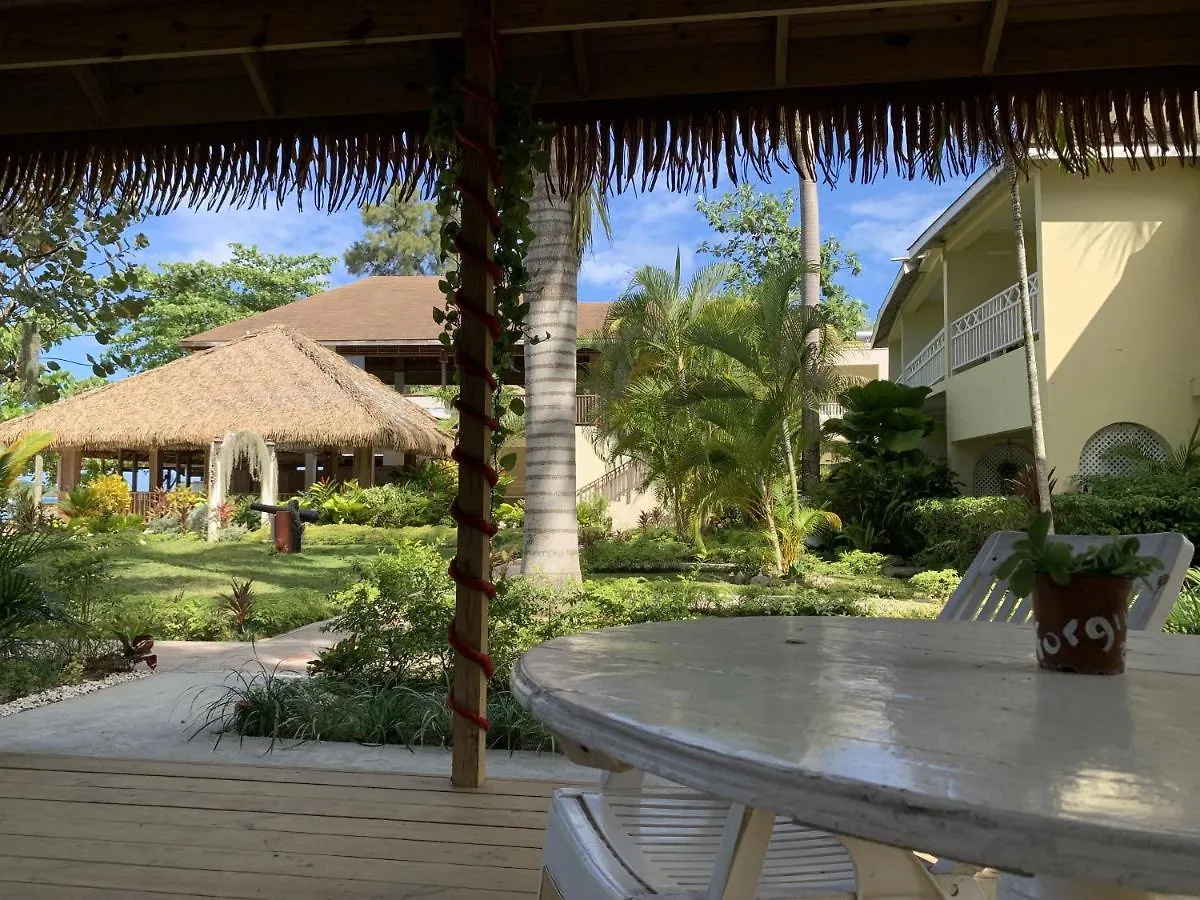 Relax In Jamaica - Enjoy 7 Miles Of White Sand Beach! Villa Negril